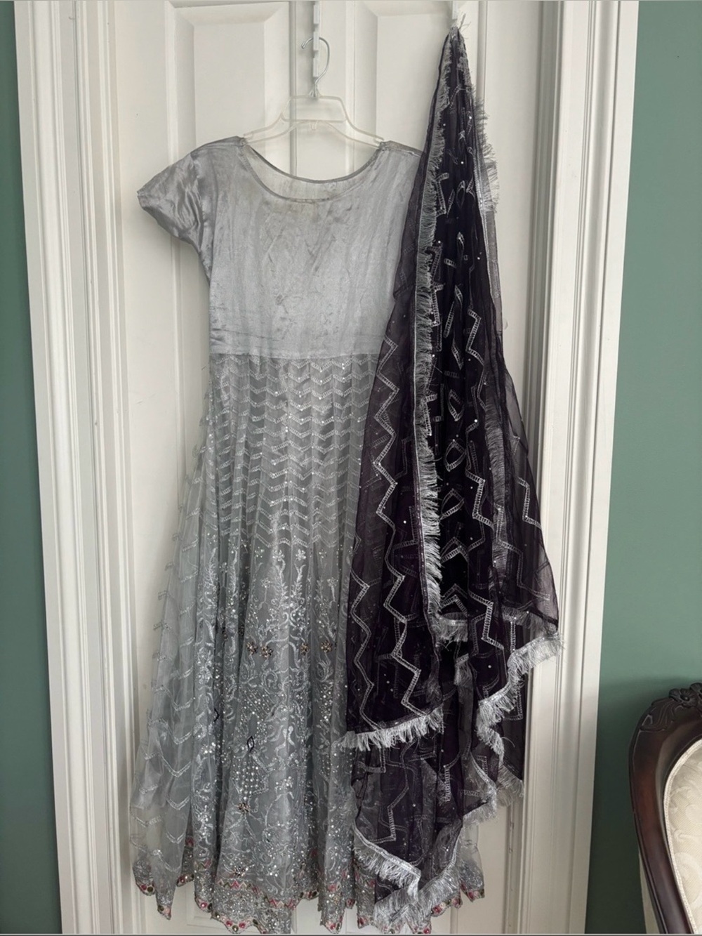 Women’s  long gown in silver color . Size small/‘medium.